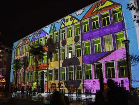 Χριστουγεννιάτικο Διαδραστικό Projection Mapping στο κτήριο Κατσιγρα (παλιά Ιατρική Σχολή) πλατεία ταχυδρομείου στη Λάρισα